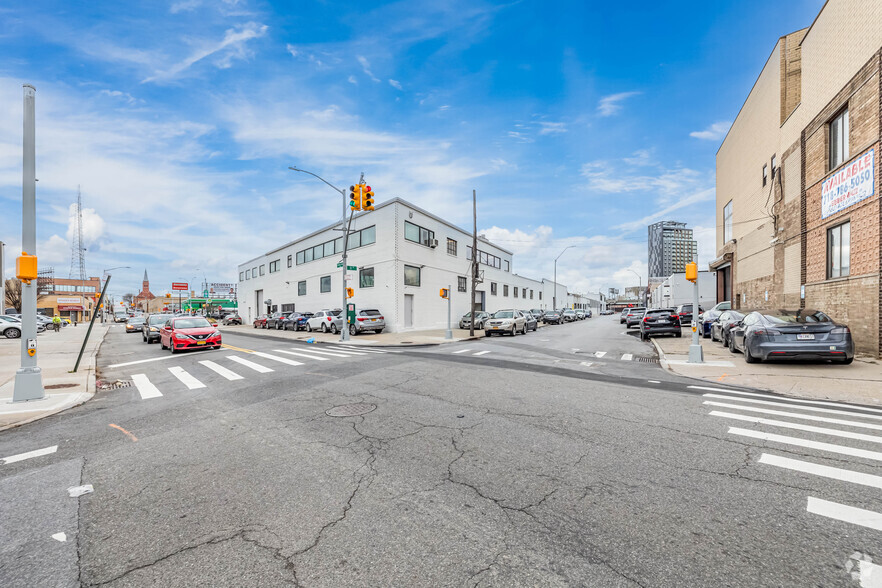 49- 33 31st Pl, Long Island City, NY à louer - Photo de l’immeuble – Image 2 sur 5