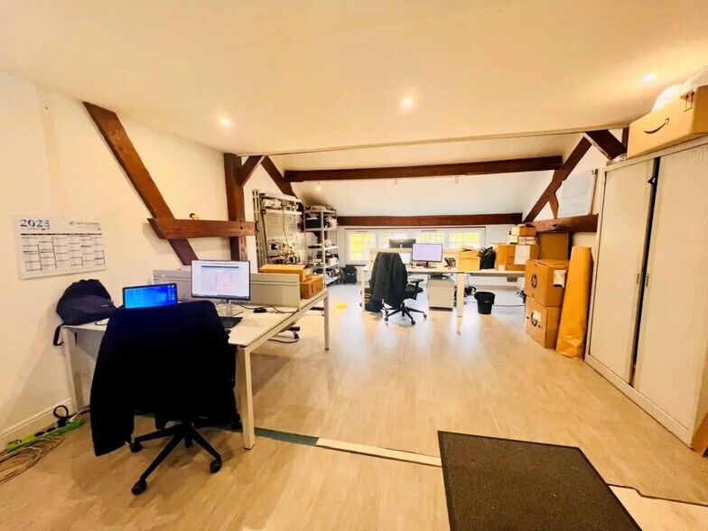 Bureau dans Plaisir à louer - Photo de l’immeuble – Image 1 sur 11