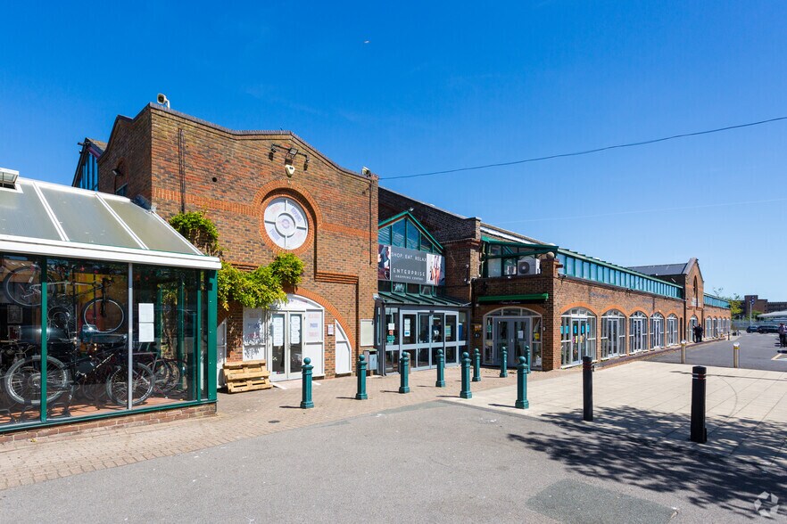 Station Para, Eastbourne à louer - Photo de l’immeuble – Image 1 sur 3
