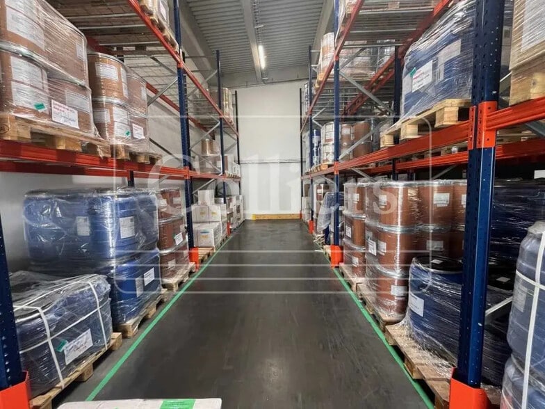 Local d'activités dans Vitrolles à vendre - Photo de l’immeuble – Image 3 sur 4