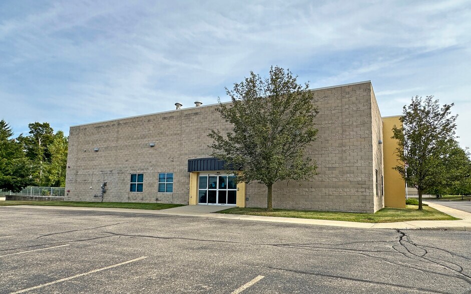 22915 Commerce Dr, Farmington, MI à vendre - Photo de l’immeuble – Image 3 sur 15