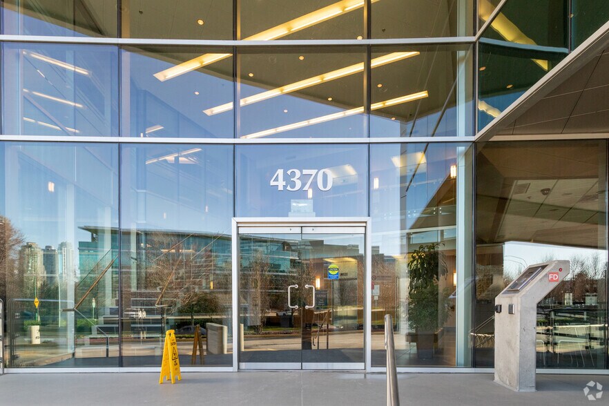 4370 Still Creek Dr, Burnaby, BC à louer - Photo de l’immeuble – Image 3 sur 8
