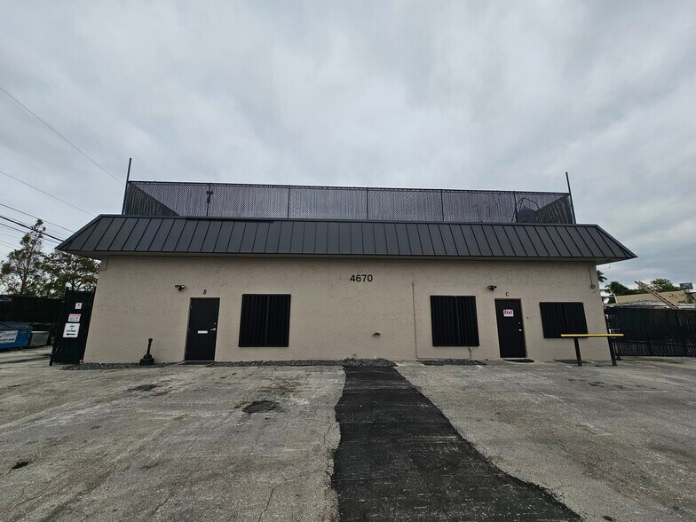 4670 SW 83rd Ter, Davie, FL à louer - Photo de l’immeuble – Image 1 sur 8