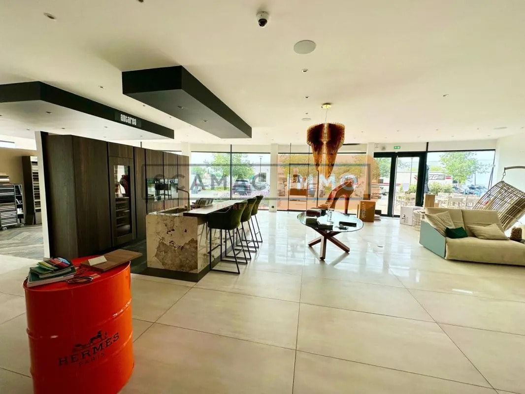 Local d'activités dans Fréjus à vendre Photo de l’immeuble– Image 1 sur 7