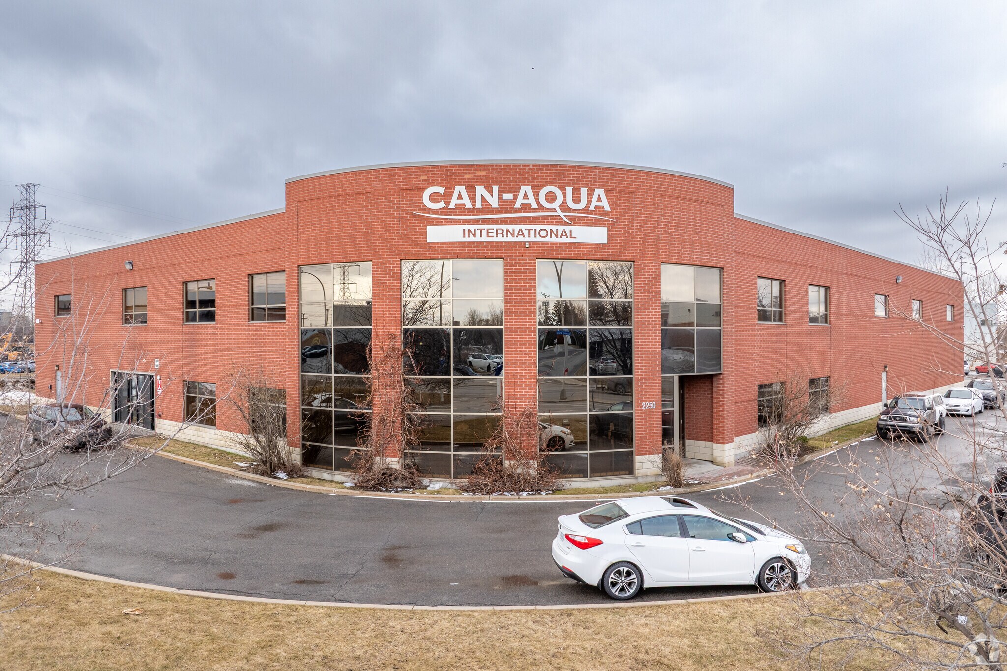 2250 Boul Dagenais O, Laval, QC à louer Photo principale– Image 1 sur 3