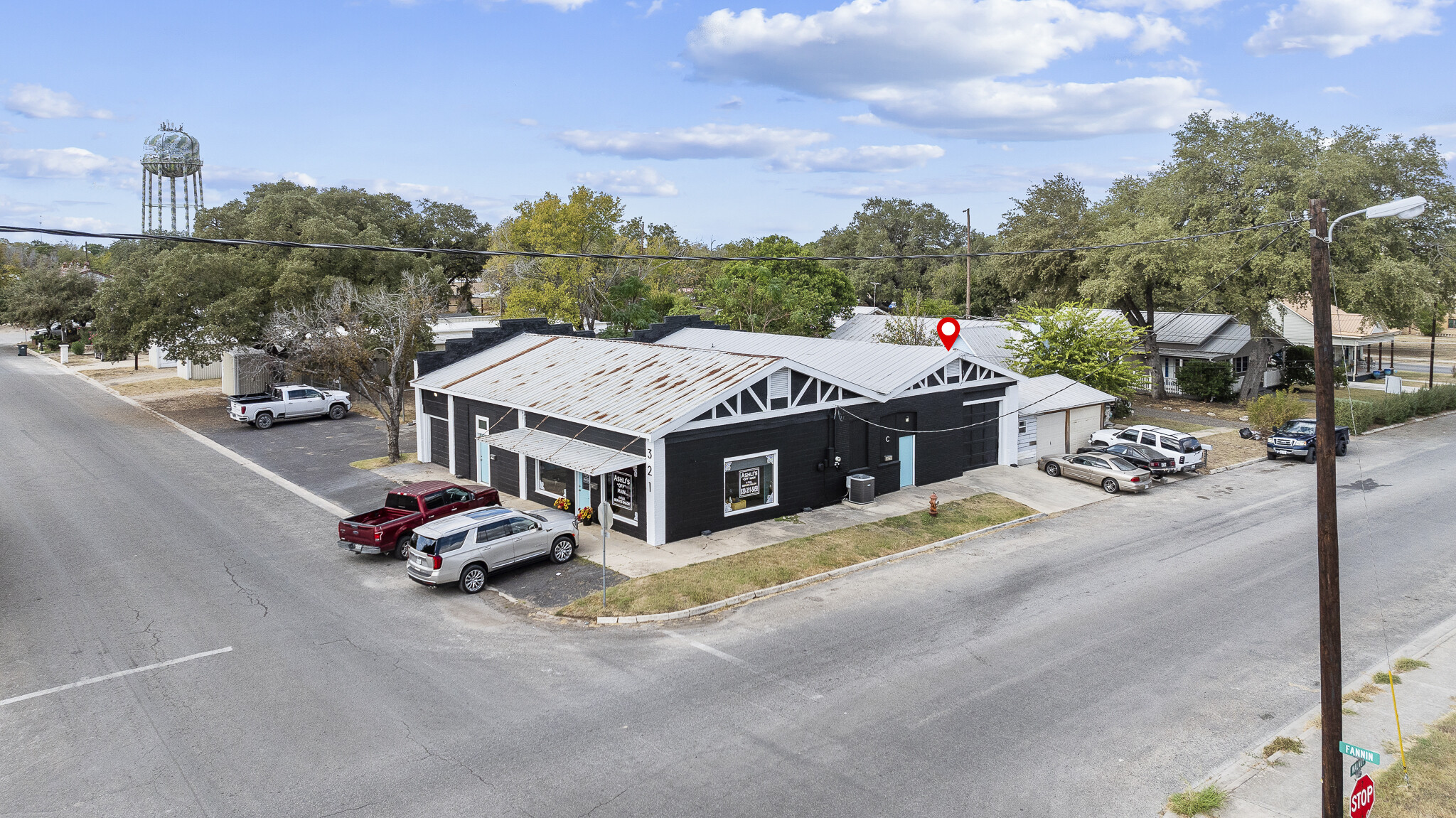 321 E Fannin St, Luling, TX à louer Photo de l’immeuble– Image 1 sur 28