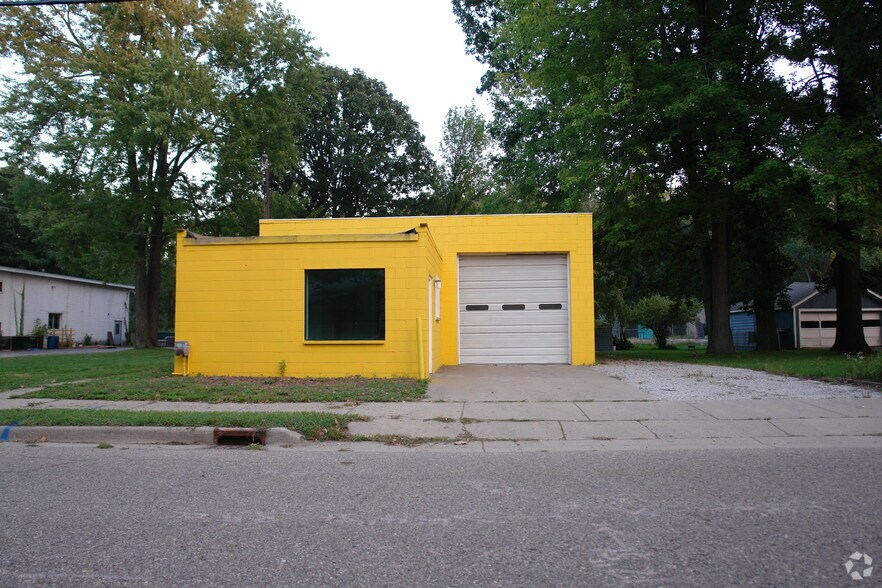 2453 S Rundle Ave, Lansing, MI à vendre - Photo de l’immeuble – Image 2 sur 3