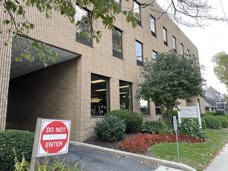 632 Montgomery Ave, Narberth, PA à louer - Photo de l’immeuble – Image 2 sur 5