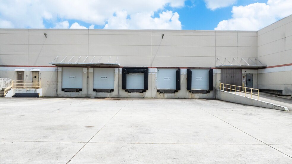 13800 Logistics Center, Sunrise, FL à louer - Photo de l’immeuble – Image 2 sur 4