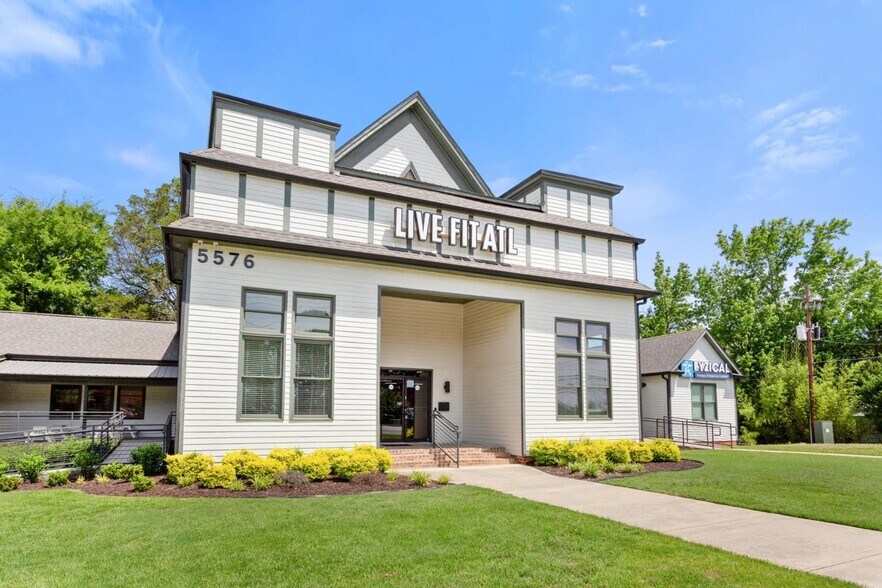 5576 Peachtree Rd, Atlanta, GA à louer - Photo de l’immeuble – Image 2 sur 10