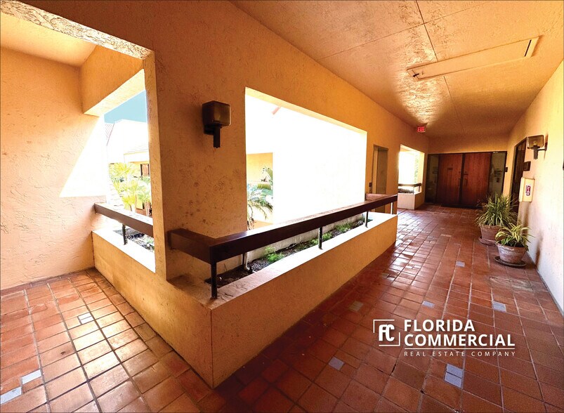 900 SE Ocean Blvd, Stuart, FL à vendre - Photo intérieure – Image 3 sur 6