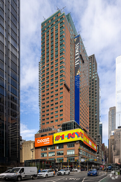 226 W 52nd St, New York, NY à louer - Photo de l’immeuble – Image 2 sur 6