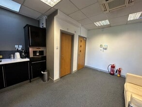 Portsmouth Rd, Esher à louer Photo intérieure– Image 2 sur 5