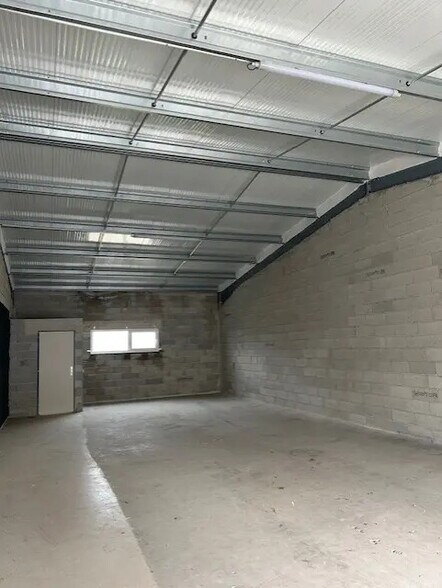 Local d’activités dans Salon-de-Provence à louer - Photo de l’immeuble – Image 3 sur 5