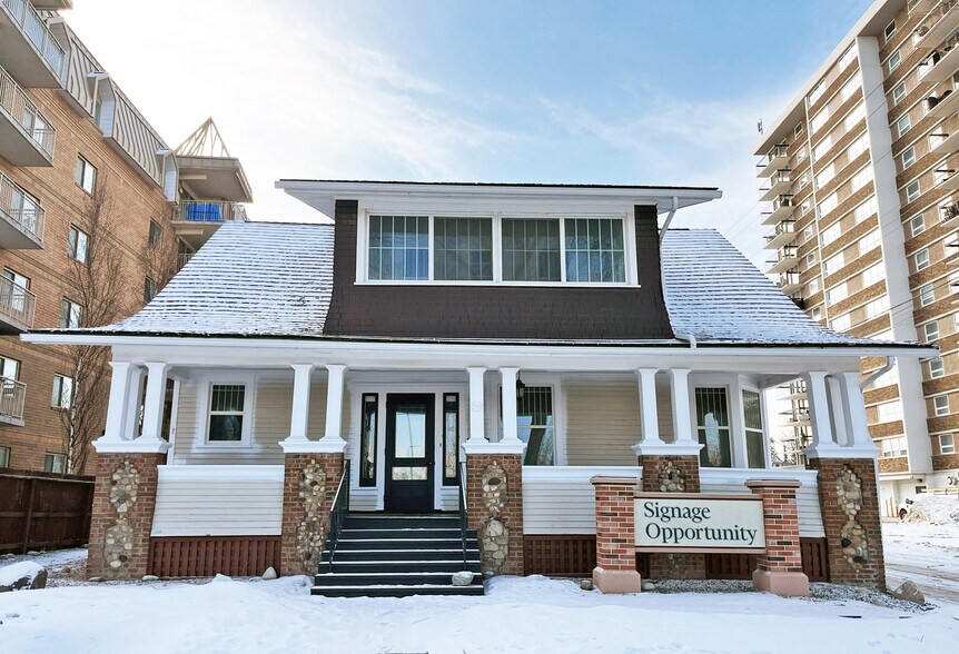 10311 Saskatchewan Dr NW, Edmonton, AB à louer - Photo principale – Image 1 sur 9