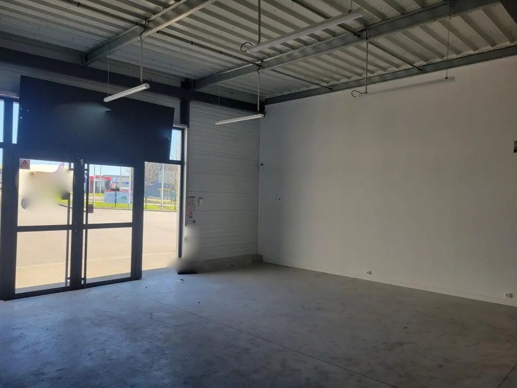 Local commercial dans Baud à louer Photo intérieure– Image 1 sur 4