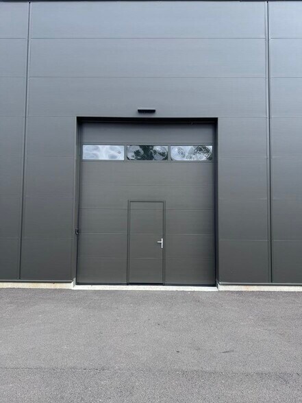 Local d’activités dans Saint-Brice-Courcelles à louer - Photo de l’immeuble – Image 3 sur 11