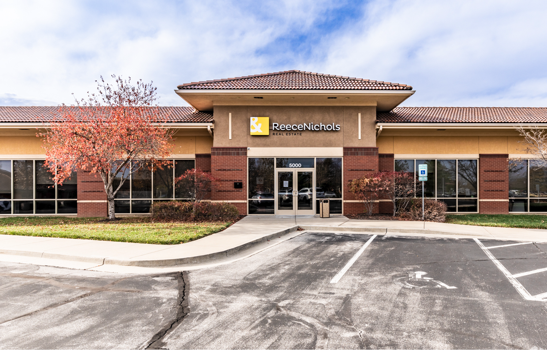 5000 NE Lakewood Way, Lee's Summit, MO à louer Photo de l’immeuble– Image 1 sur 9