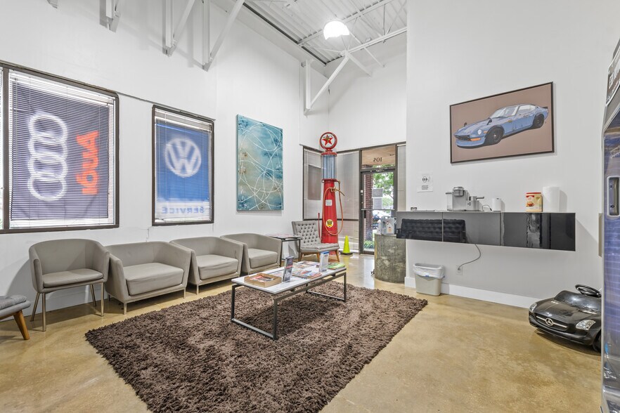 2415 W Northwest Hwy, Dallas, TX à louer - Photo intérieure – Image 1 sur 18