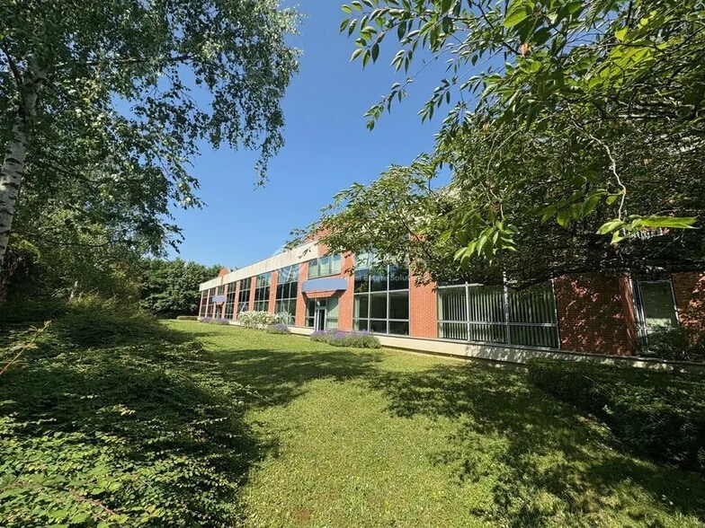 Bureau dans Guyancourt à louer - Photo de l’immeuble – Image 1 sur 6