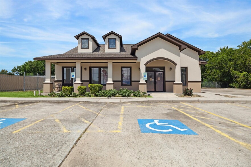 3260 Strawberry Rd, Pasadena, TX à vendre - Photo principale – Image 2 sur 14