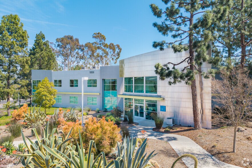 1525-1535 Rancho Conejo portefeuille de 2 biens à vendre sur LoopNet.fr - Photo de l’immeuble – Image 1 sur 2
