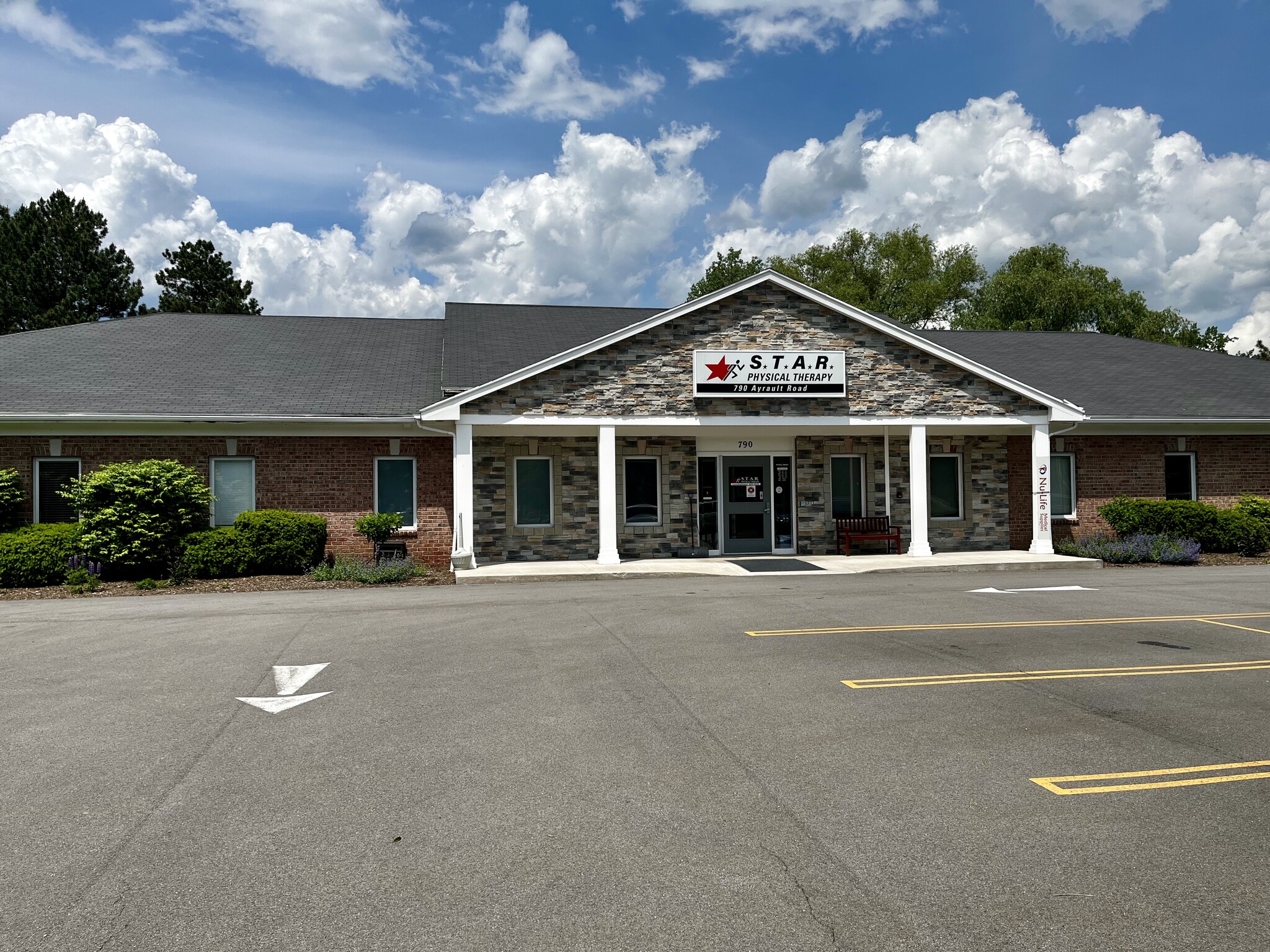 790 Ayrault Rd, Fairport, NY à louer Photo de l’immeuble– Image 1 sur 7