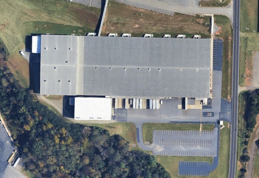 229 Hollie Dr, Martinsville, VA à louer - Photo de l’immeuble – Image 3 sur 8