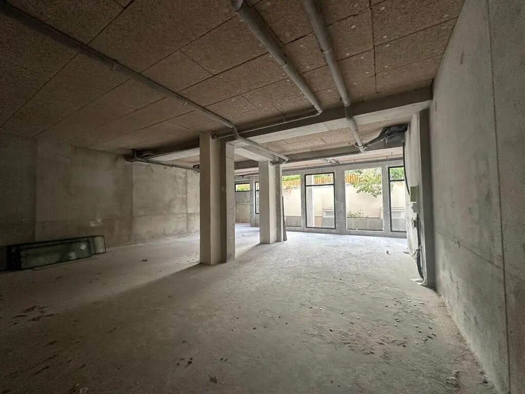 Local commercial dans Clichy à louer Photo intérieure– Image 1 sur 10