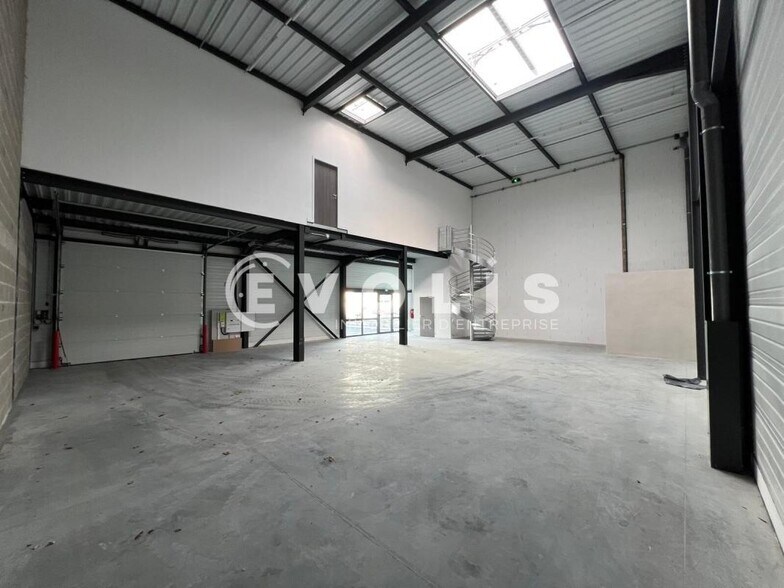 6 Rue De Bretagne, Saint-Quentin-Fallavier à louer - Photo intérieure – Image 3 sur 20