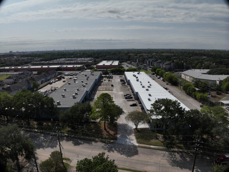 11381 Meadowglen Ln, Houston, TX à louer – Image 2 sur 16