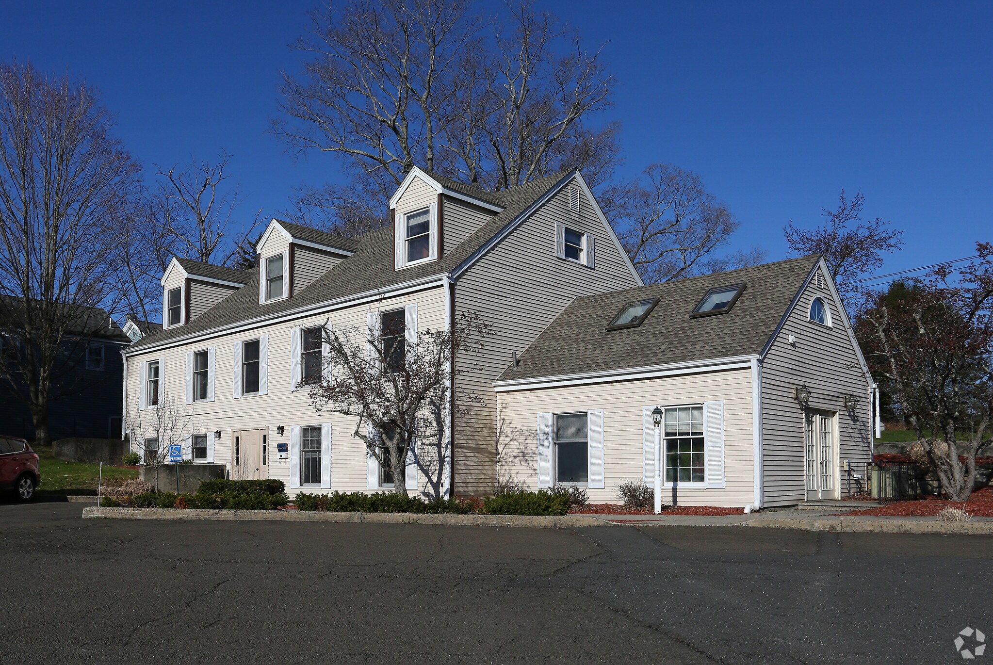 558 Maple Ave, Cheshire, CT à vendre Photo principale– Image 1 sur 5