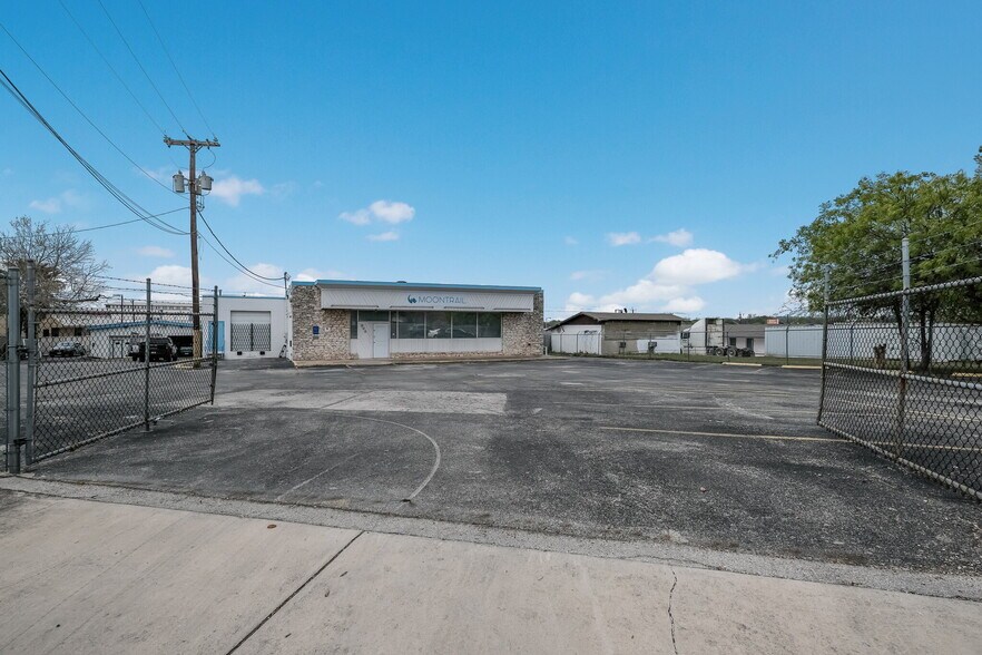 303 Vance Jackson Rd, San Antonio, TX à louer - Photo de l’immeuble – Image 1 sur 18