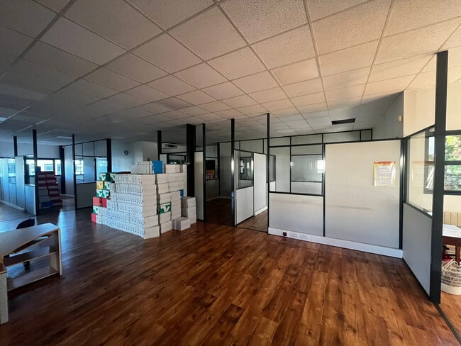Plus de détails pour Local d’activités à vendre
