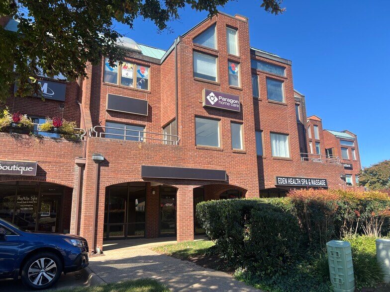 1358 Old Chain Bridge Rd, McLean, VA à vendre - Photo principale – Image 1 sur 1