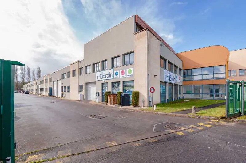 Local d’activités dans Émerainville à louer - Photo de l’immeuble – Image 1 sur 5