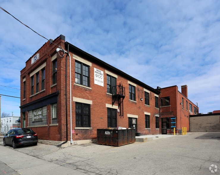 100 Ahrens St W, Kitchener, ON à louer - Photo de l’immeuble – Image 2 sur 2