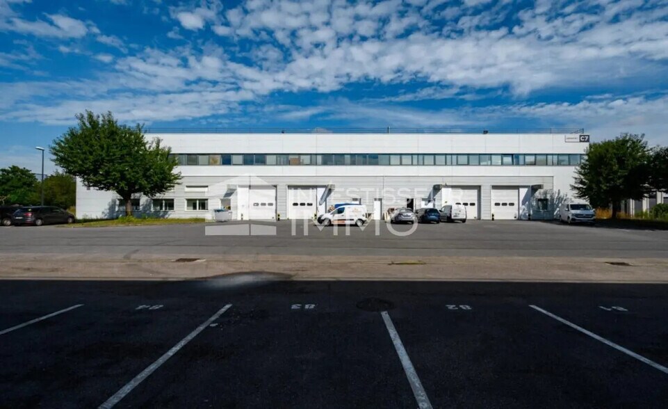 Local d’activités dans Cergy à louer - Photo de l’immeuble – Image 1 sur 4