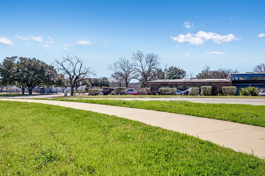 5323 Levander Loop, Austin, TX à louer - Photo de l’immeuble – Image 3 sur 21