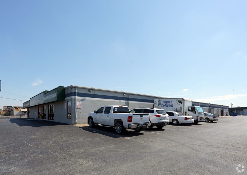 3427-3433 W Kingsley Rd, Garland, TX à louer - Photo de l’immeuble – Image 2 sur 5