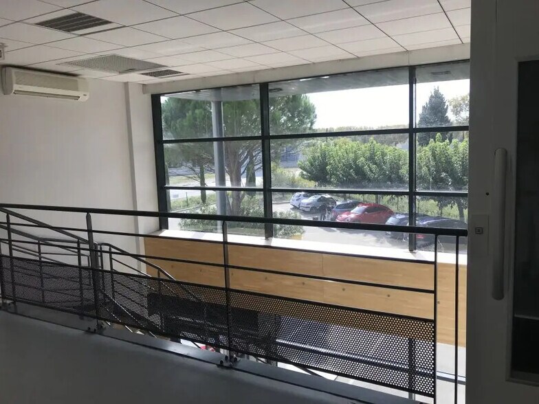 Bureau dans Entraigues-sur-la-Sorgue à louer - Hall d’entrée – Image 1 sur 12