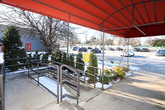 40 Railroad Ave, Glen Head, NY à louer Photo de l’immeuble– Image 1 sur 10