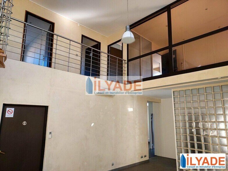 117 Rue Jean Marie Jacquard, Pertuis à louer - Photo de l’immeuble – Image 1 sur 8