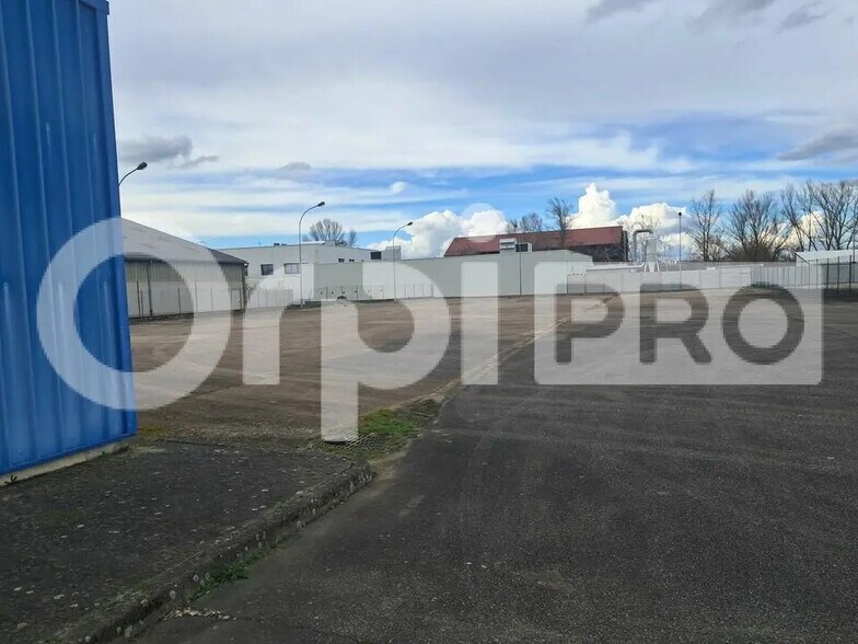Local d’activités dans Montluçon à louer - Photo de l’immeuble – Image 3 sur 7