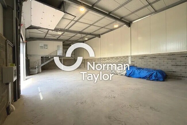 Plus de détails pour Local d'activités à louer