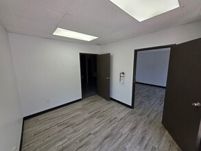 22783-22823 Heslip Dr, Novi, MI à louer Photo intérieure– Image 1 sur 4