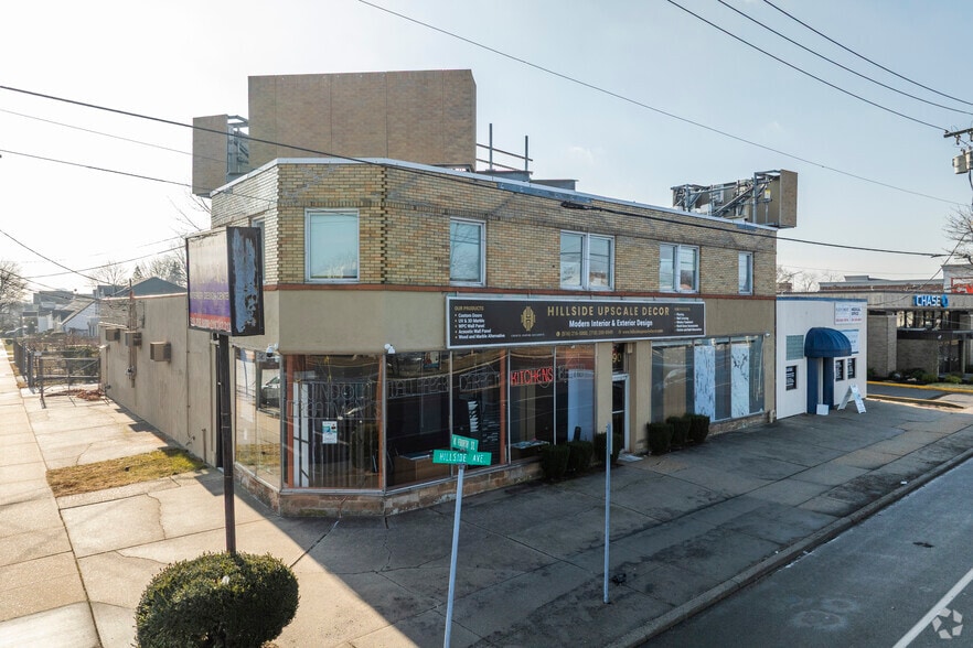 390 Hillside Ave, New Hyde Park, NY à louer - Photo de l’immeuble – Image 1 sur 8
