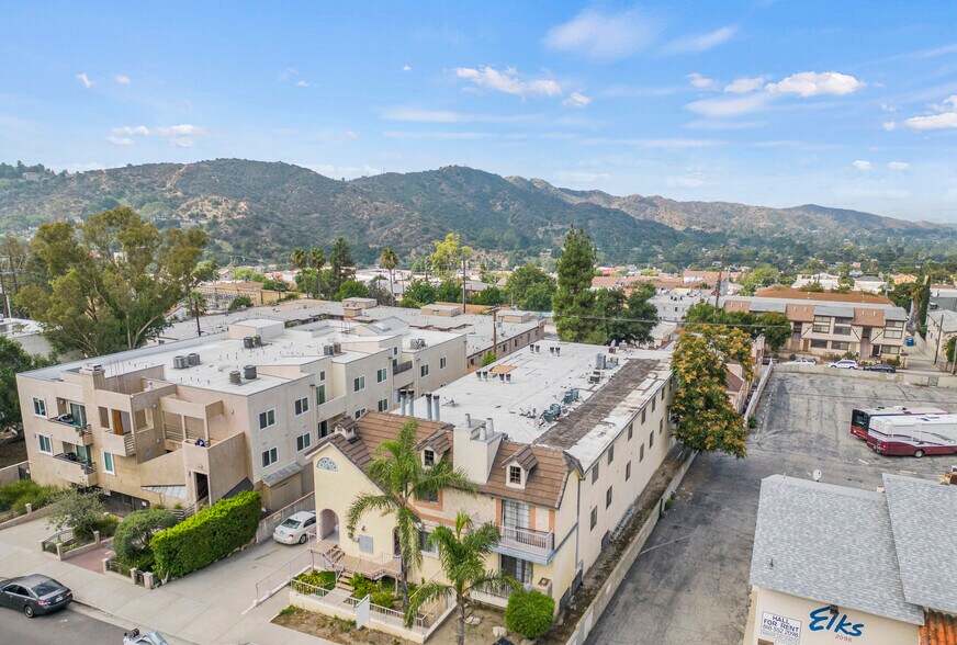 10129 Commerce Ave, Tujunga, CA à vendre - Photo de l’immeuble – Image 2 sur 11
