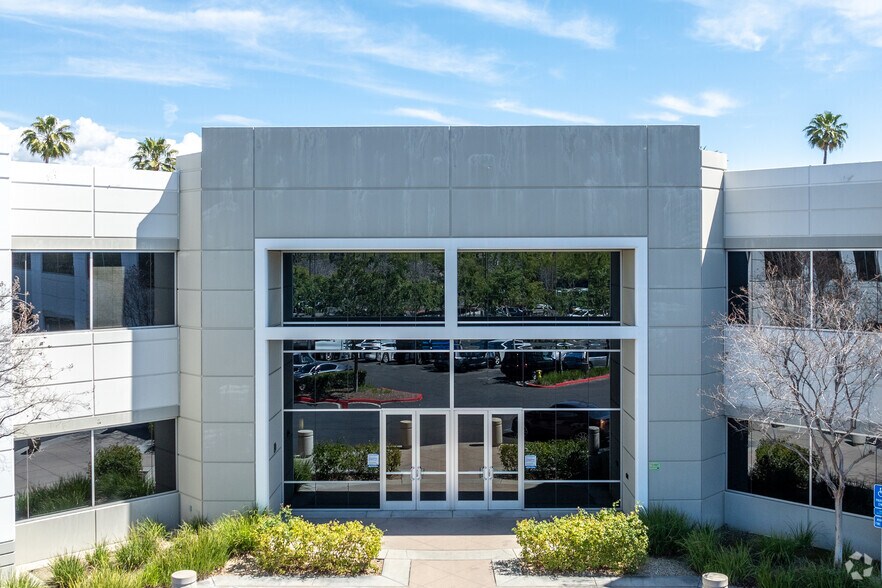 735 E Carnegie Dr, San Bernardino, CA à louer - Photo de l’immeuble – Image 2 sur 8