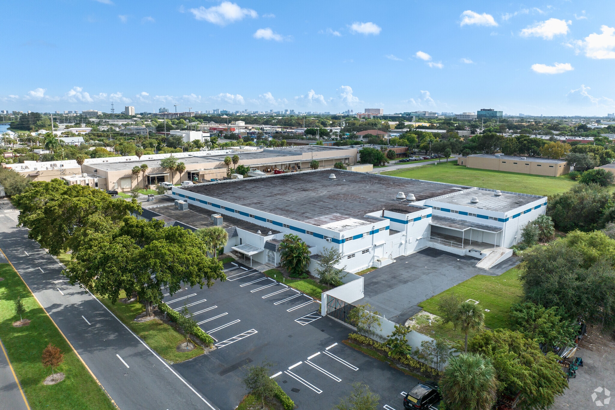 2700 Gateway Dr, Pompano Beach, FL à louer Aérien– Image 1 sur 8
